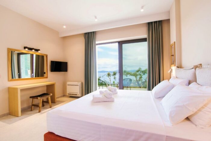 Cozy double bedroom with large doors and sea view in Katavolos villa