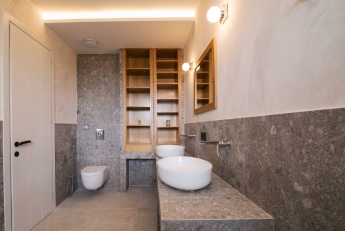 Elegant finishings and stone details in the bathroom