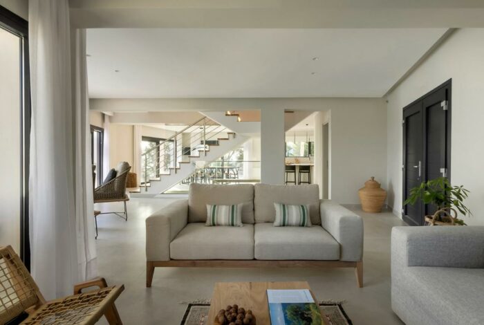 Ground floor oprn plan living room - dining room with natural light