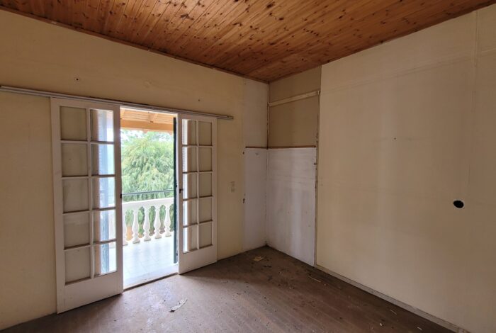 Interior space with renovation potential – detached house in South Corfu for sale