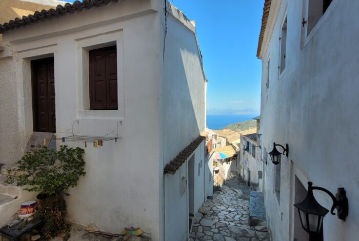 Traditional house that needs total renovation in Chlomos, Corfu