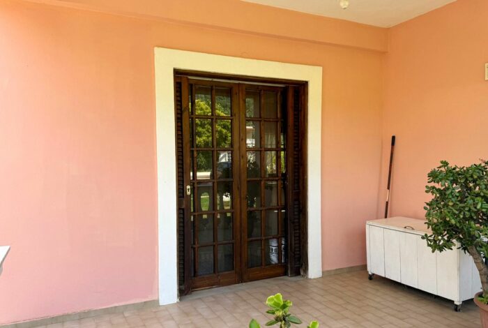Entrance to the ground floor of the detached house in Linia