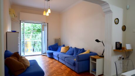 Renovated living room with modern flooring and natural light – Kypseli apartment for sale