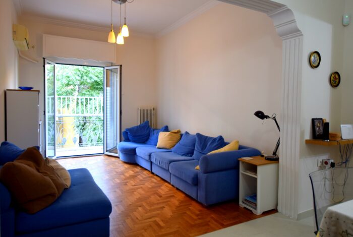 Renovated living room with modern flooring and natural light – Kypseli apartment for sale