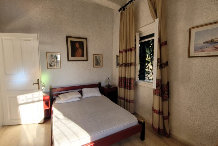 Bright studio with double bed, kitchenette and private bathroom