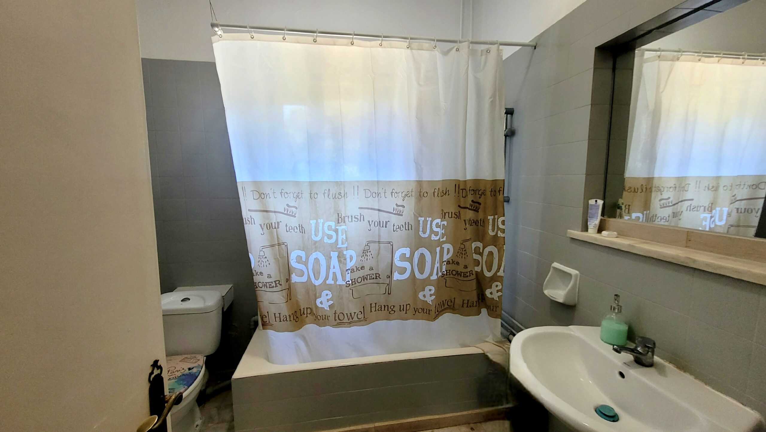 Bathroom with bathtub in detached house in Agios Ioannis