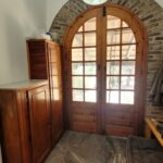 Double entrance with wooden doors