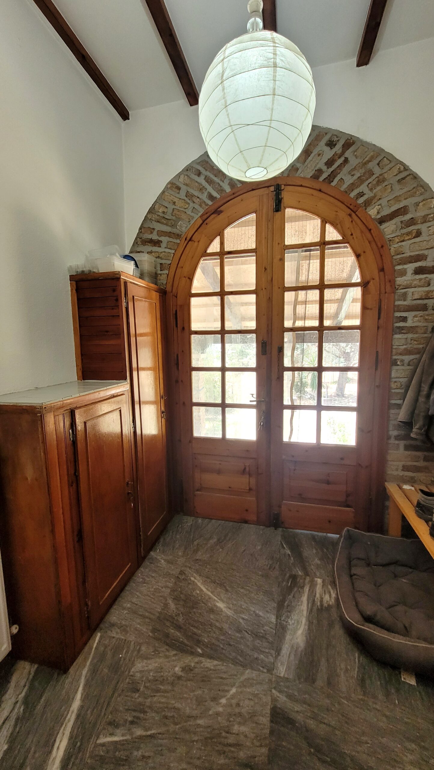 Double entrance with wooden doors