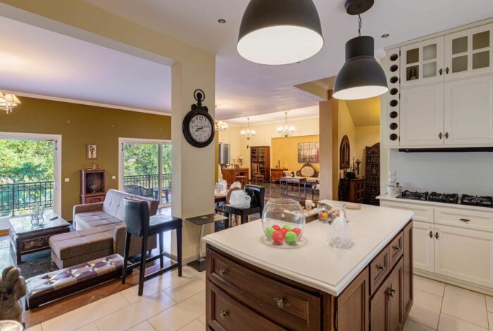 Traditional kitchen with access to outdoor veranda