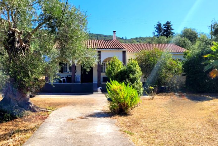 Detached house for sale in Linia South Corfu with garden and olive trees