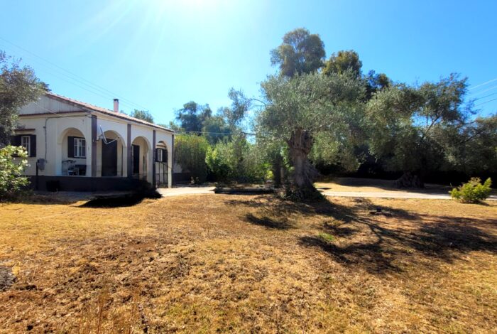 Single-storey countryside home with covered veranda in Linia Corfu
