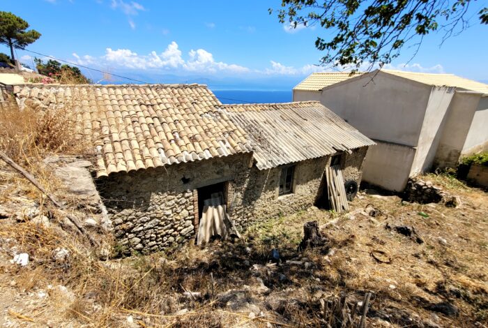 Corfu property for sale with plot and sea view in Chlomos village