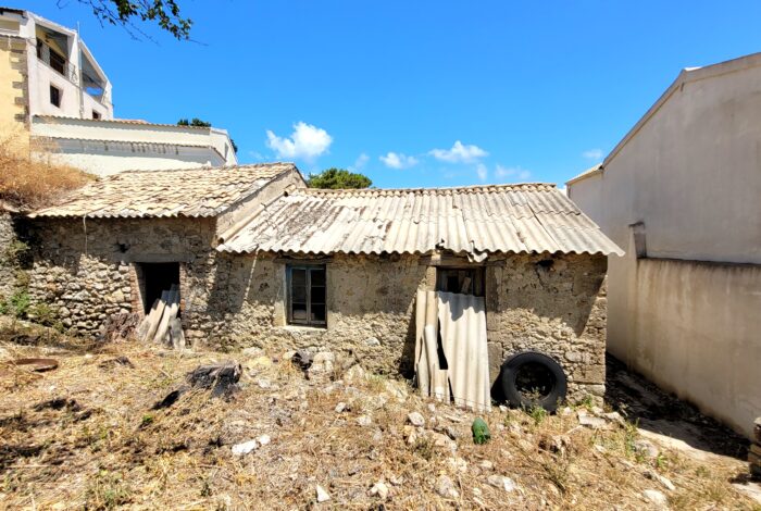 Old stone house in South Corfu for sale with renovation potential