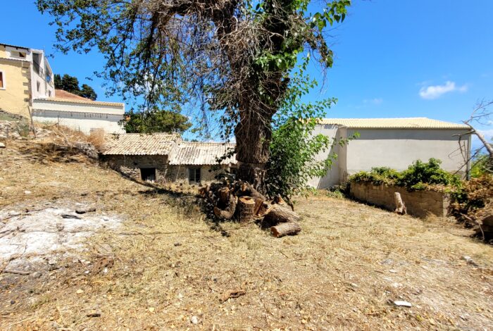 Renovation opportunity in Chlomos Corfu in a 467 sqm plot
