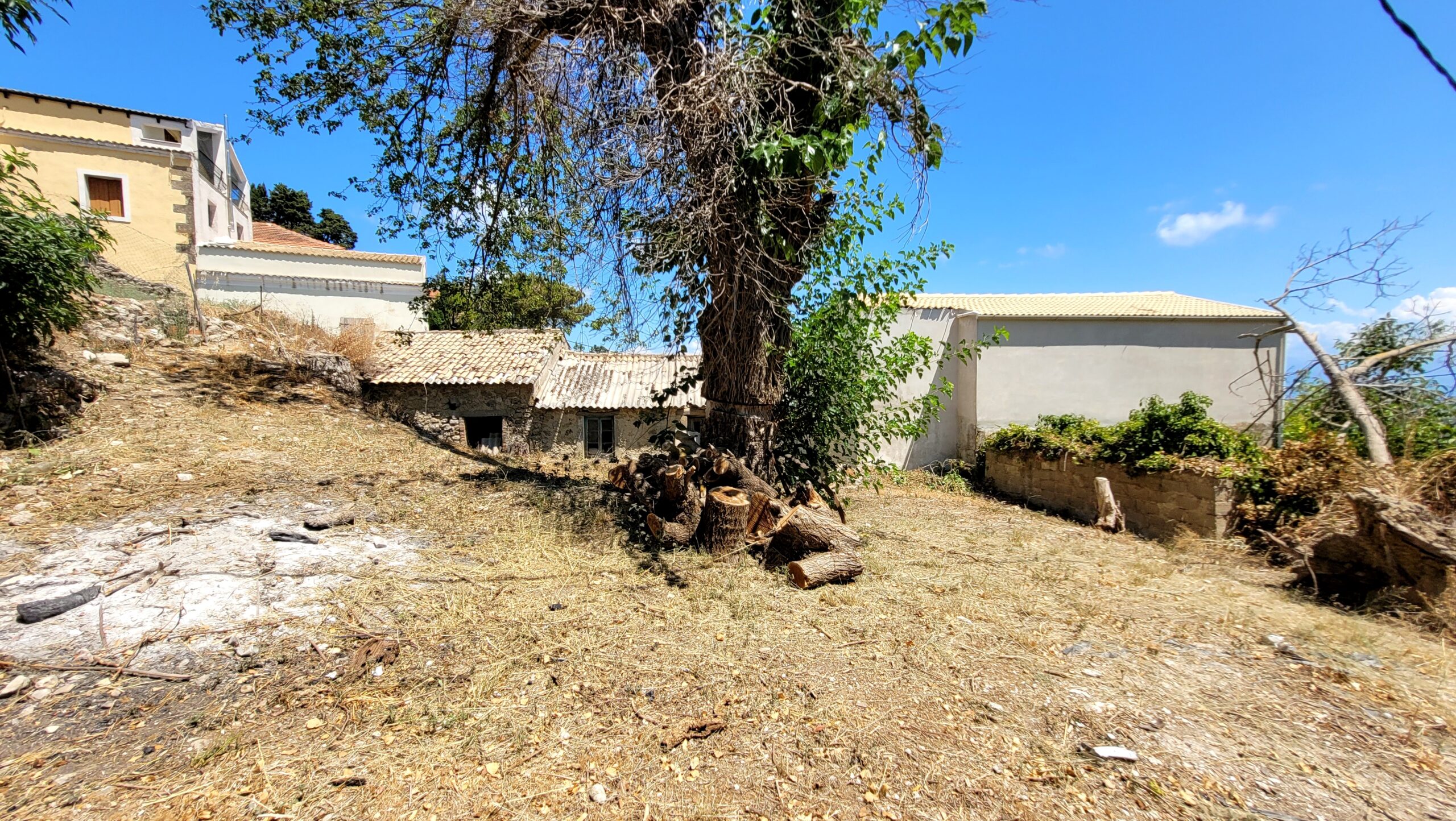 Renovation opportunity in Chlomos Corfu in a 467 sqm plot