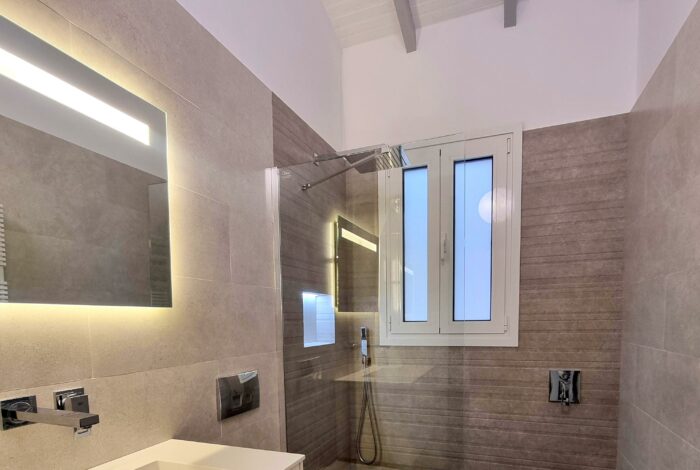 En-suite bathroom inside master bedroom of Paramonas villa