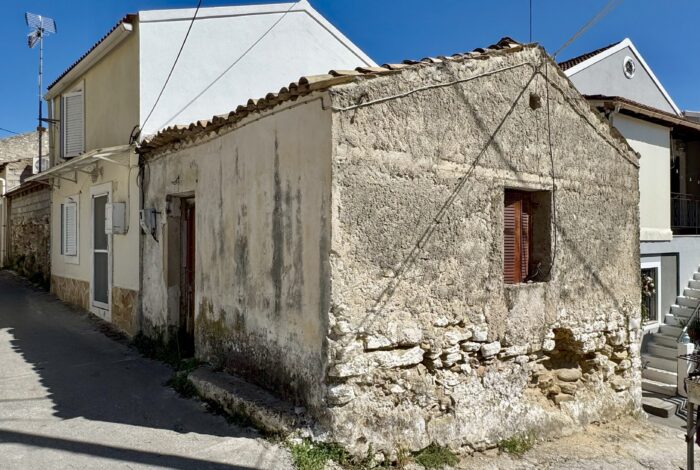 Traditional house for sale in Aspiotades Corfu requiring full renovation