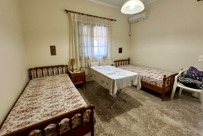 Double bedroom with views to the garden and the countryside