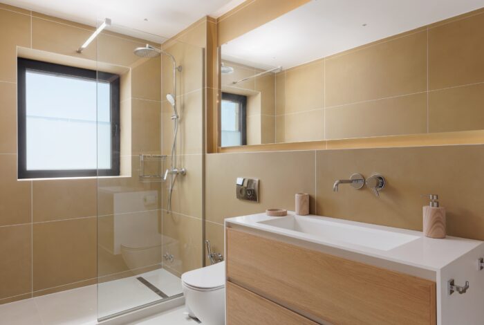 Modern bathroom with marble details and walk-in shower
