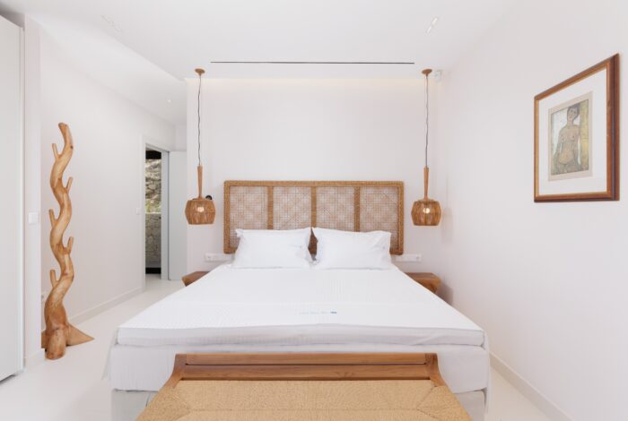 Master suite with en-suite bathroom and sea view