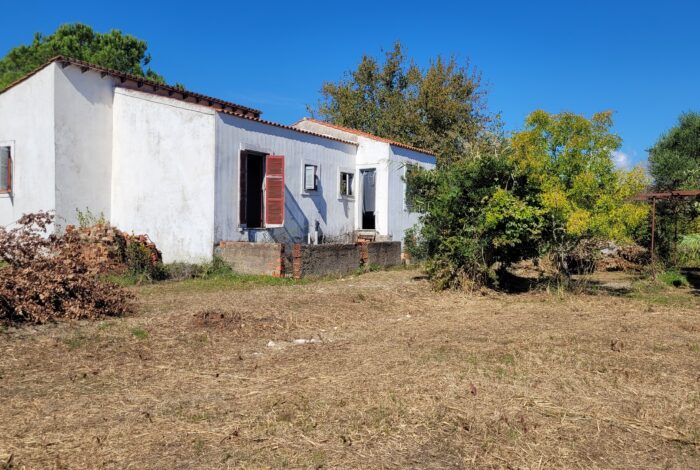 Property for sale in Viros with large flat plot