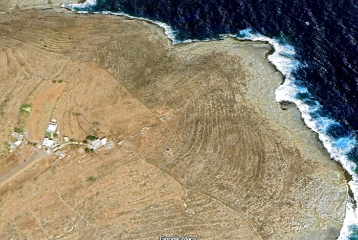 Large 12,724 sq.m. seaside plot in Serifos ending at a rocky beach