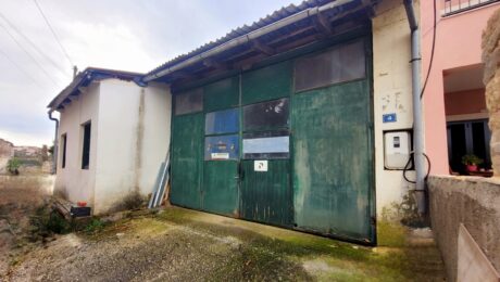 Ground floor commercial space for sale in Lefkimmi South Corfu with open plan interior and road access