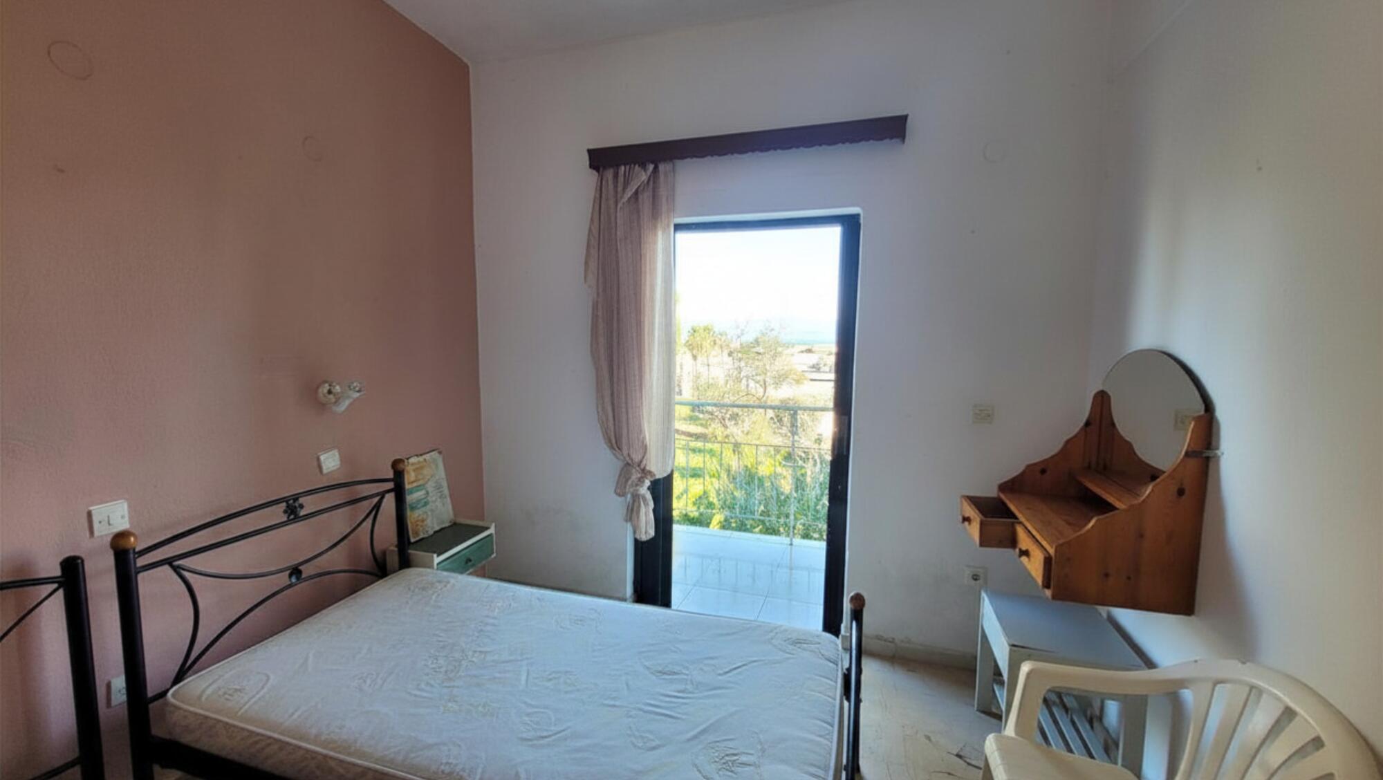First floor studio with distant sea views