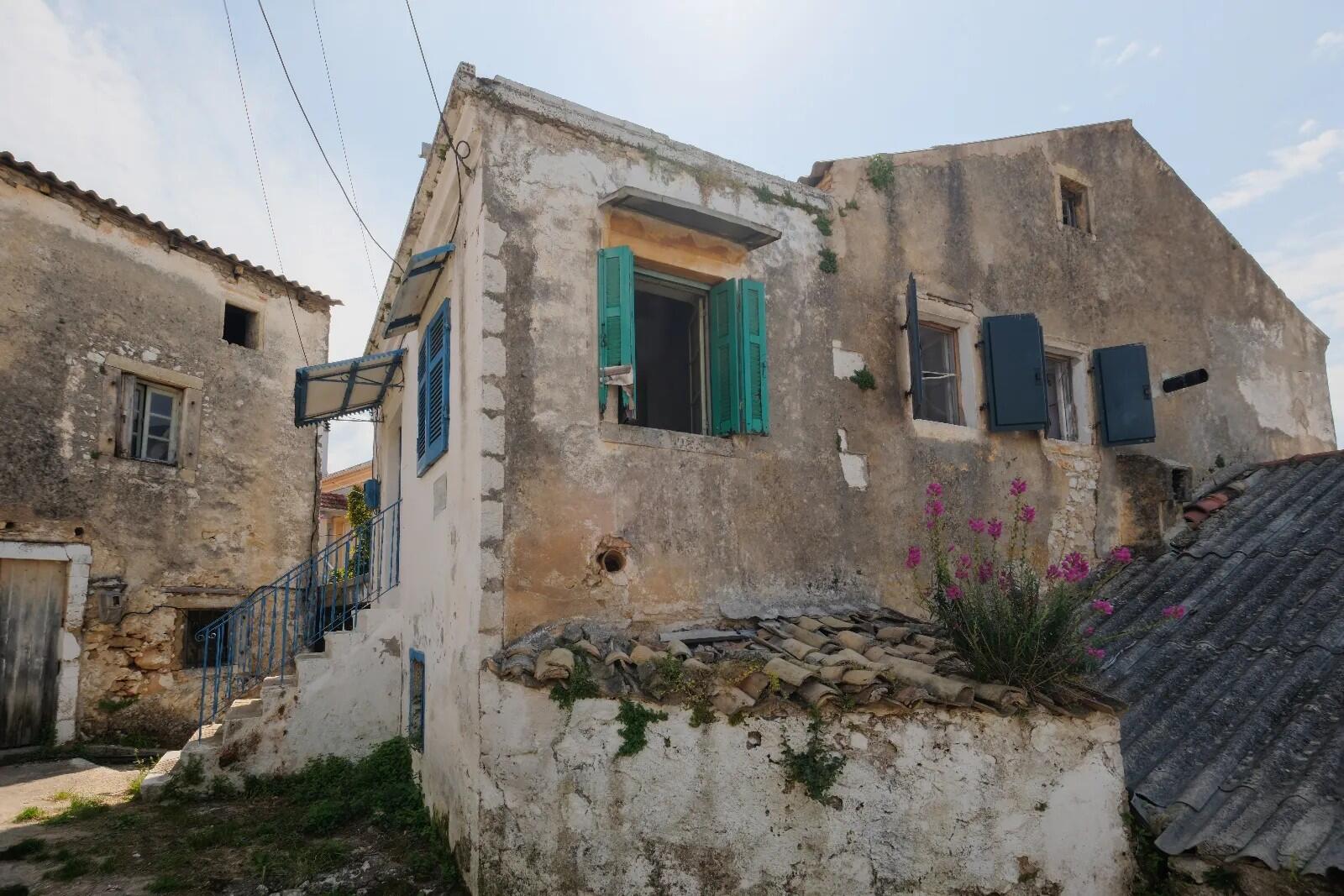 Traditional Corfiot residence with restoration potential in Nymfes village