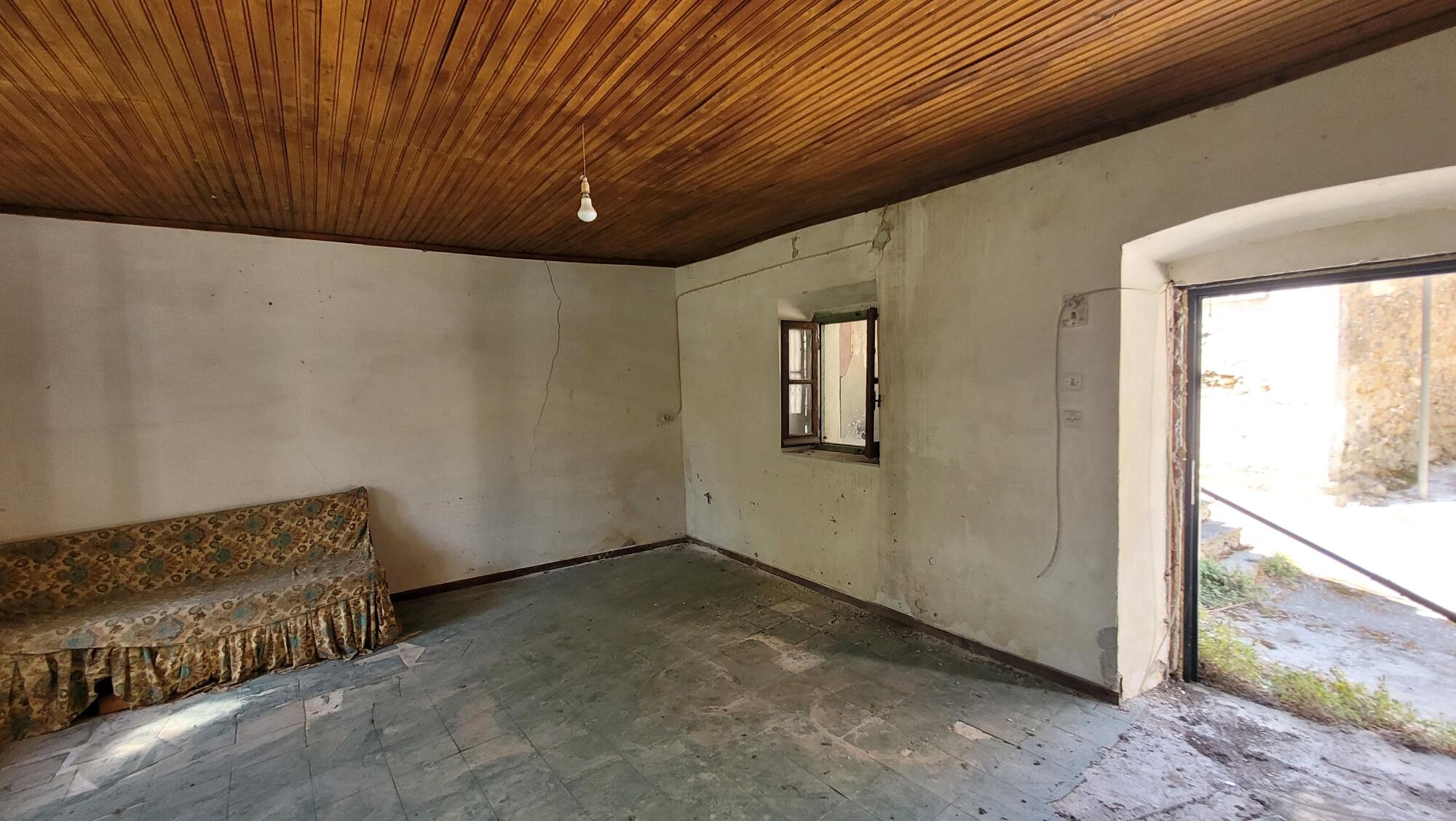 Semi-detached renovation house with car access in Chlomos
