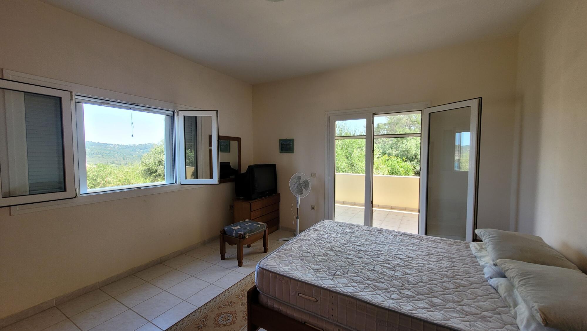 Spacious double bedroom in Agios Georgios Pagi villa