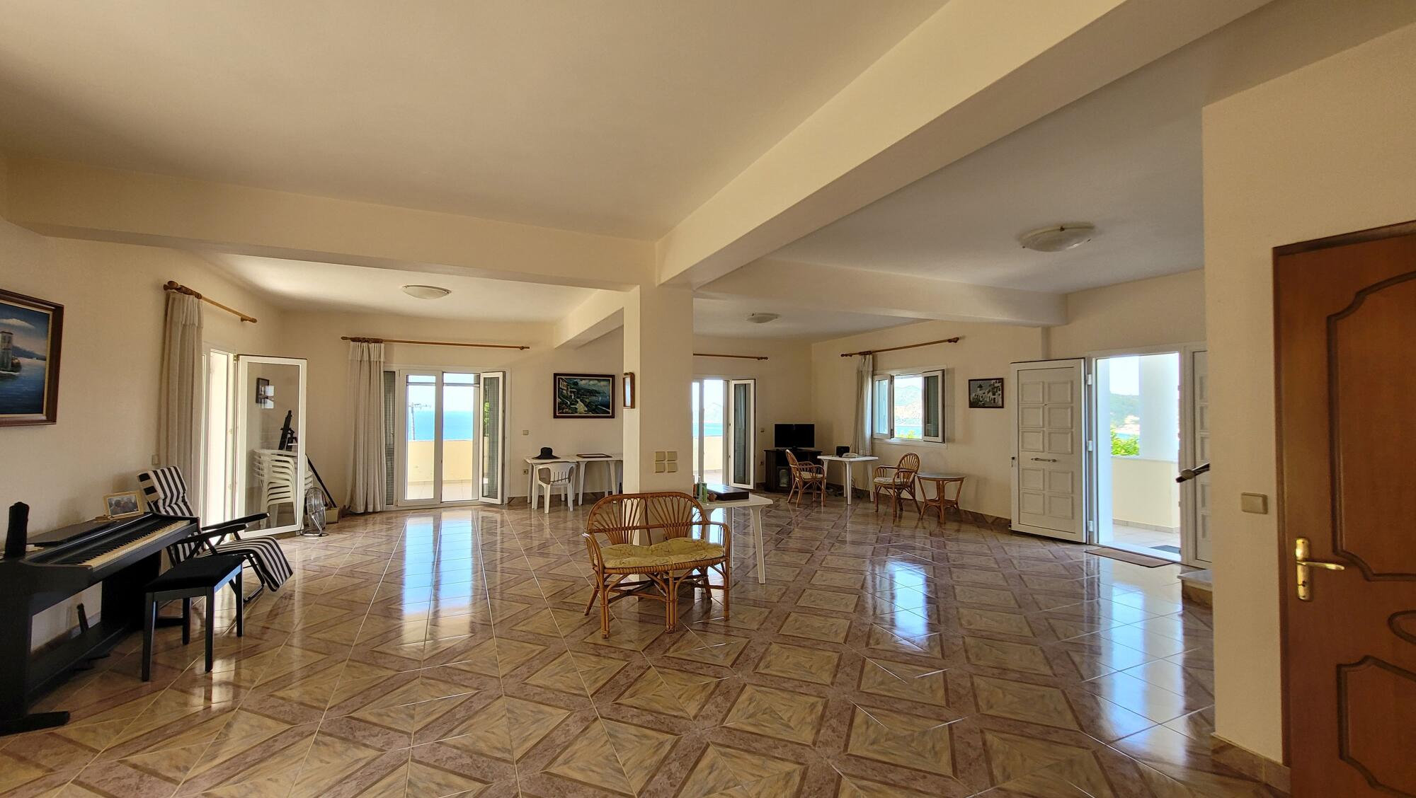Spacious living room with access to the balcony