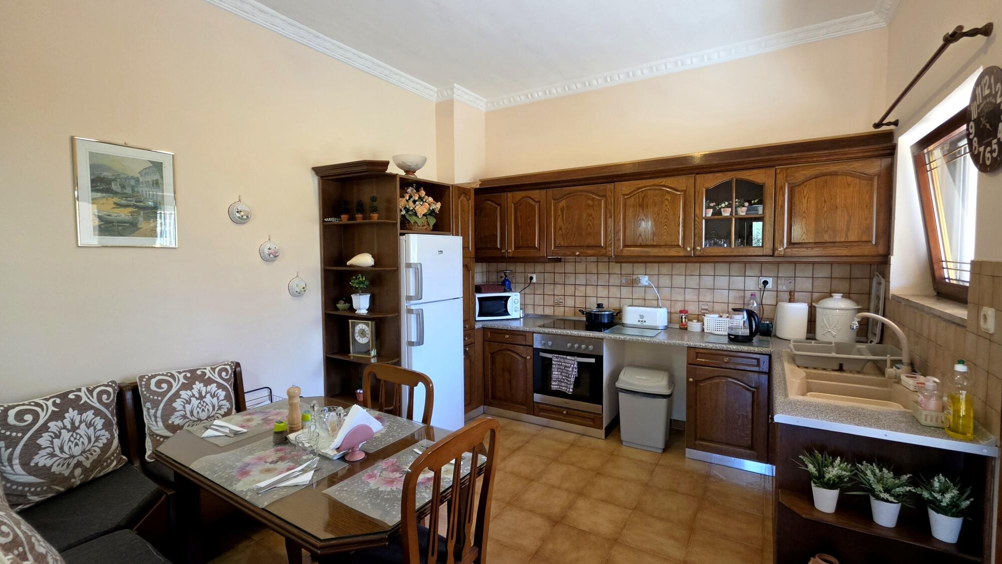 Separate kitchen with garden access in house for sale in Lefkimmi