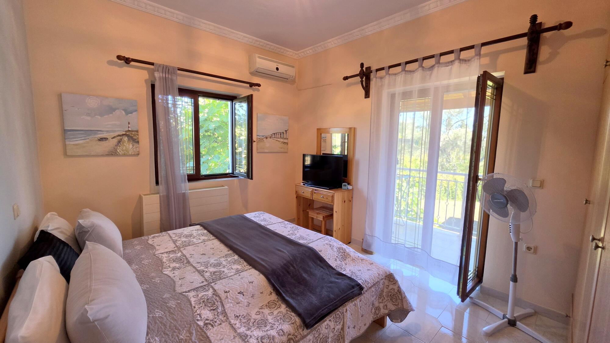 Second bedroom with balcony access