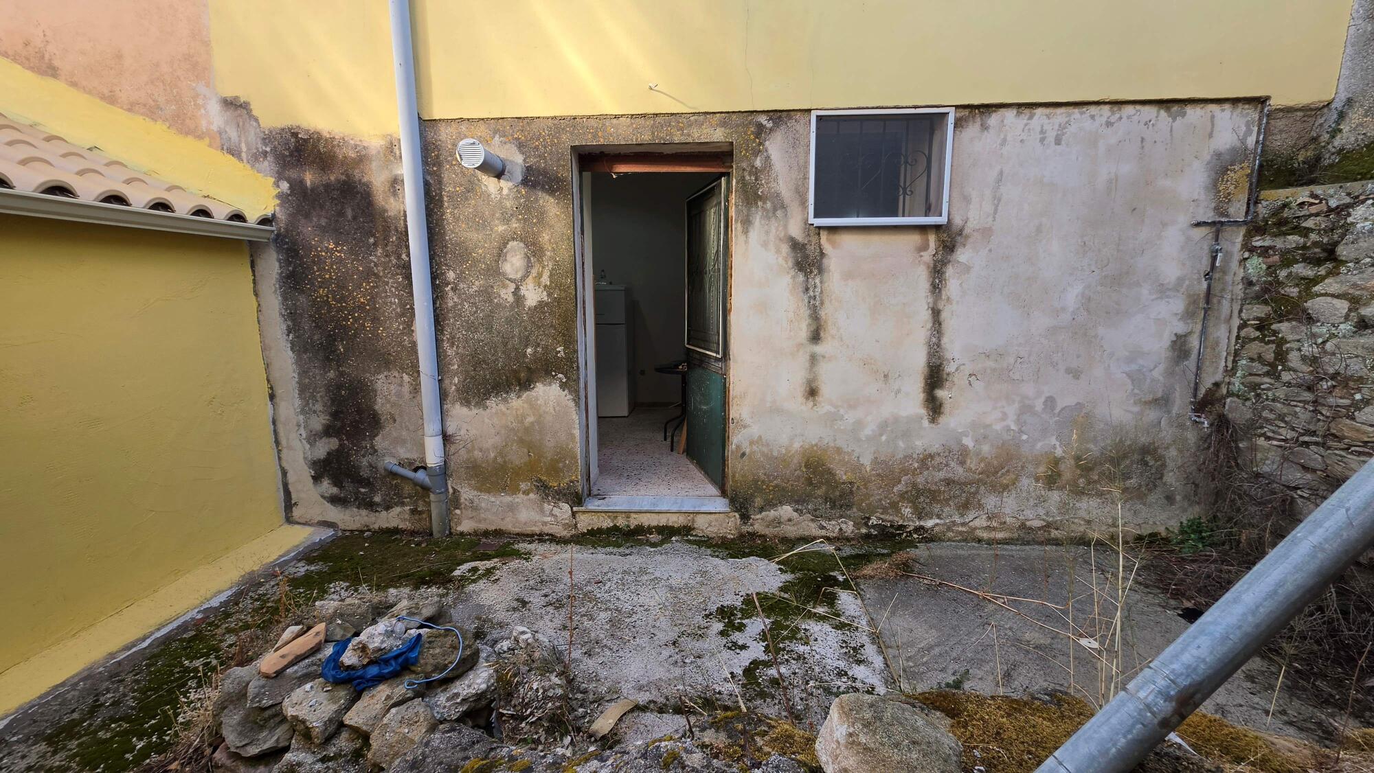 Small interior courtyard accessible from kitchen in Corfu property