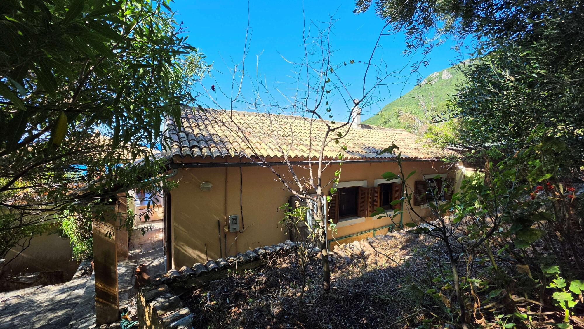 House and garden with western sea orientation in Pentati Corfu