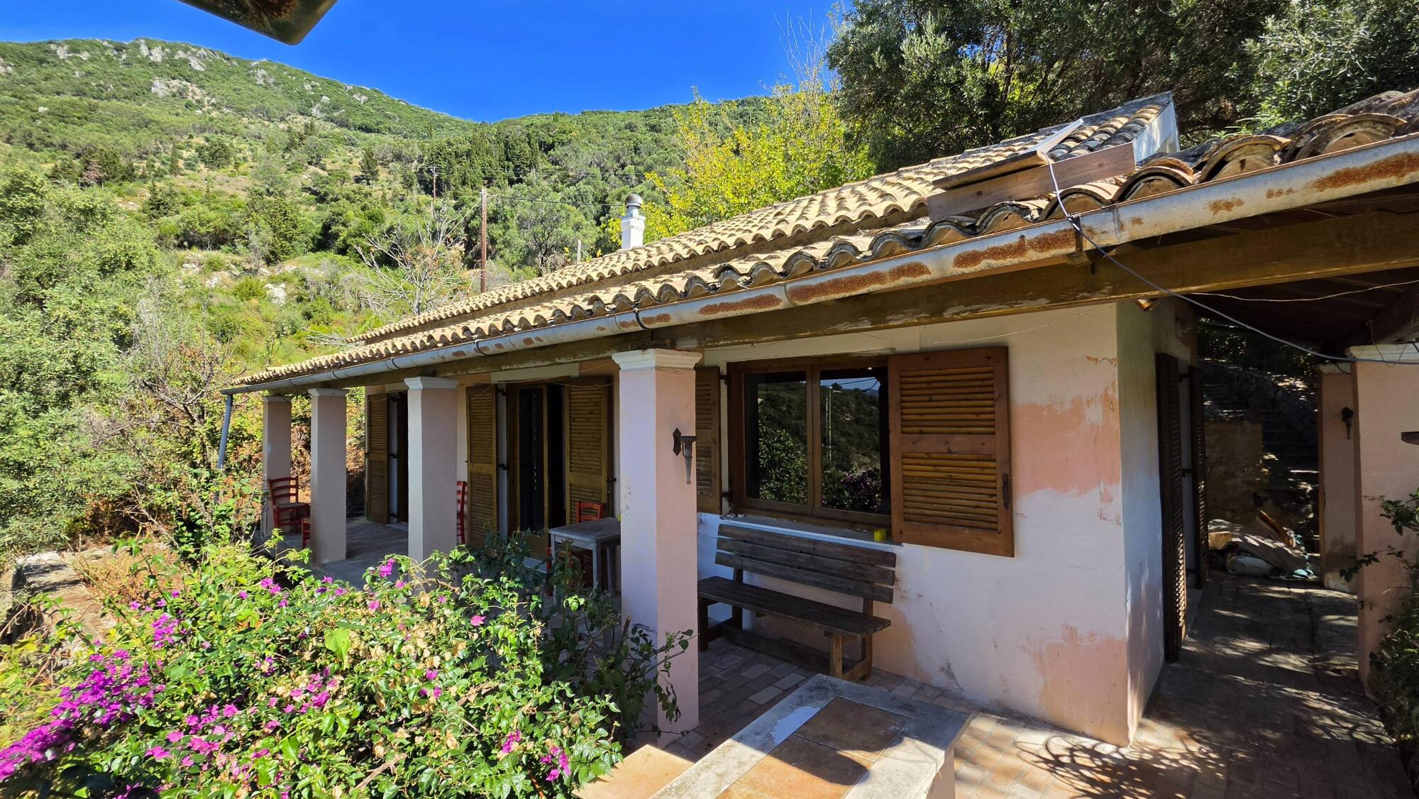 Upper residential unit with covered terrace and sea views in Pentati Corfu
